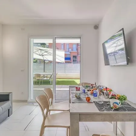 Family Flat With Swimming Pool, Private Parking, Wi-fi, Ac