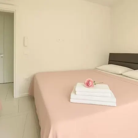 Family Flat With Swimming Pool, Private Parking, Wi-fi, Ac